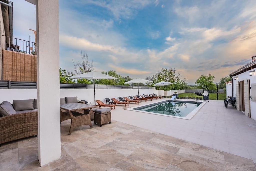Villa Leny With Pool Sukošan Zewnętrze zdjęcie